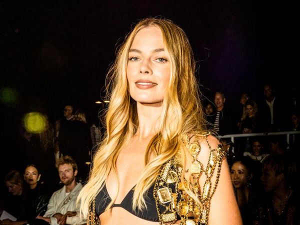 Gaya Retro Seksi Margot Robbie Pakai Bikini dan Jeans di Show Chanel