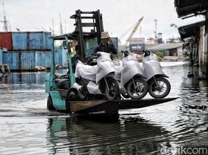 Melihat Bongkar Muat Motor Saat Banjir Rob di Pelabuhan Sunda Kelapa Melihat Bongkar Muat Motor Saat Banjir Rob di Pelabuhan Sunda Kelapa