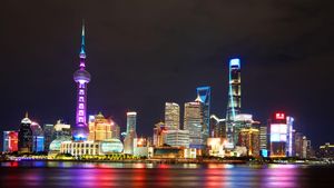Memandang Gemerlap Kota Shanghai di Malam Hari