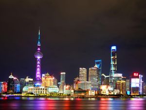 Memandang Gemerlap Kota Shanghai di Malam Hari Memandang Gemerlap Kota Shanghai di Malam Hari