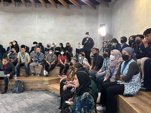 Mahasiswa & Dosen MNP Belajar soal AI-Media Bersama Pakar dari Filipina