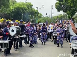 Momen PDIP dan NasDem Saling Berpapasan Saat Daftar Caleg 2024 ke KPU