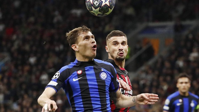 Soccer Football - Champions League - Semi Final - First Leg - AC Milan v Inter Milan - San Siro, Milan, Italy - May 10, 2023 Inter Milans Nicolo Barella in action with AC Milans Rade Krunic REUTERS/Alessandro Garofalo