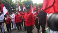 PDIP Daftarkan Bacaleg ke KPU Diiringi Parade Budaya