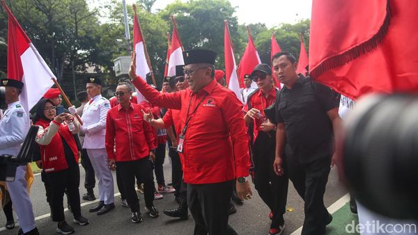 PDIP Daftarkan Bacaleg ke KPU Diiringi Parade Budaya