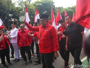 PDIP Daftarkan Bacaleg ke KPU Diiringi Parade Budaya
