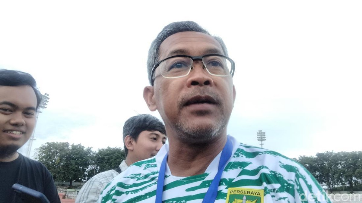 Persebaya Surabaya vs Persikabo 1973, Aji Santoso membenahi pertahanan. (Foto: Deny Prastyo Utomo/detikJatim)