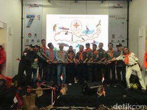 Perjuangan di Balik Lahirnya Buku Merah Putih di Atap Dunia Perjuangan di Balik Lahirnya Buku Merah Putih di Atap Dunia