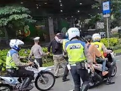 Aksi Polantas di Bogor Gagalkan Copet Sasar Ibu Bawa Bayi