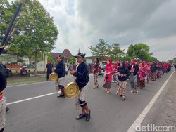 Aksi Bregada Antar Bacaleg PDIP Daftar Pemilu di KPU Kulon Progo