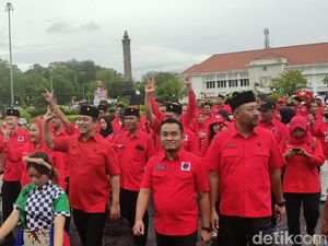 Hendi-Ita Pimpin Pawai Budaya Daftarkan Caleg PDIP ke KPU Semarang Hendi-Ita Pimpin Pawai Budaya Daftarkan Caleg PDIP ke KPU Semarang
