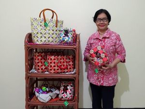 Pensiun dari Guru, Wanita Ini Jual Tas dari Bungkus Kopi Modal Rp 100.000