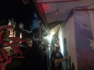 Gudang Kain Tradisional Bali Hangus Terbakar gegara Korsleting Listrik Gudang Kain Tradisional Bali Hangus Terbakar gegara Korsleting Listrik