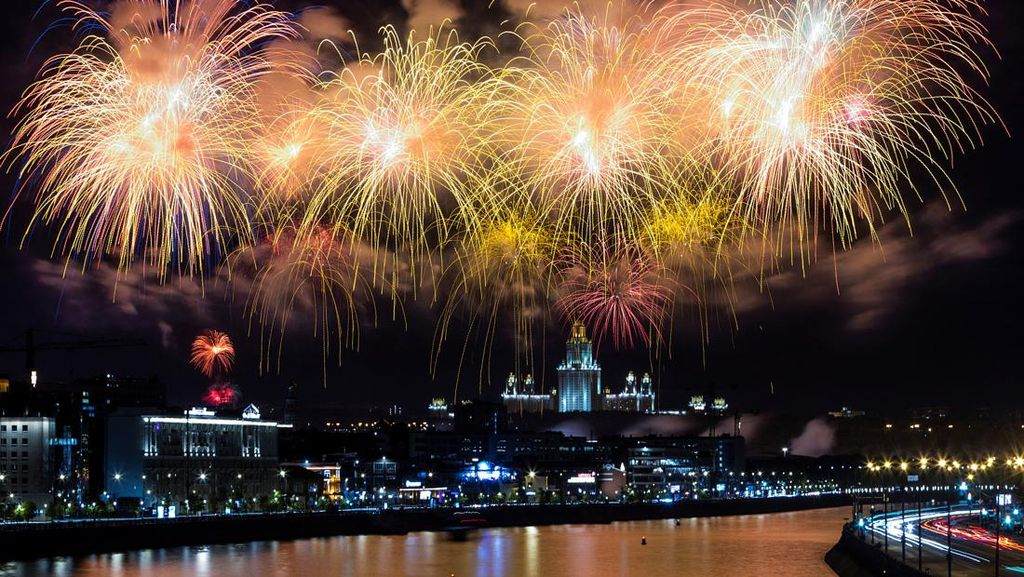 Potret Meriah Pesta Kembang Api Peringati Hari Kemenangan Rusia Potret Meriah Pesta Kembang Api Peringati Hari Kemenangan Rusia