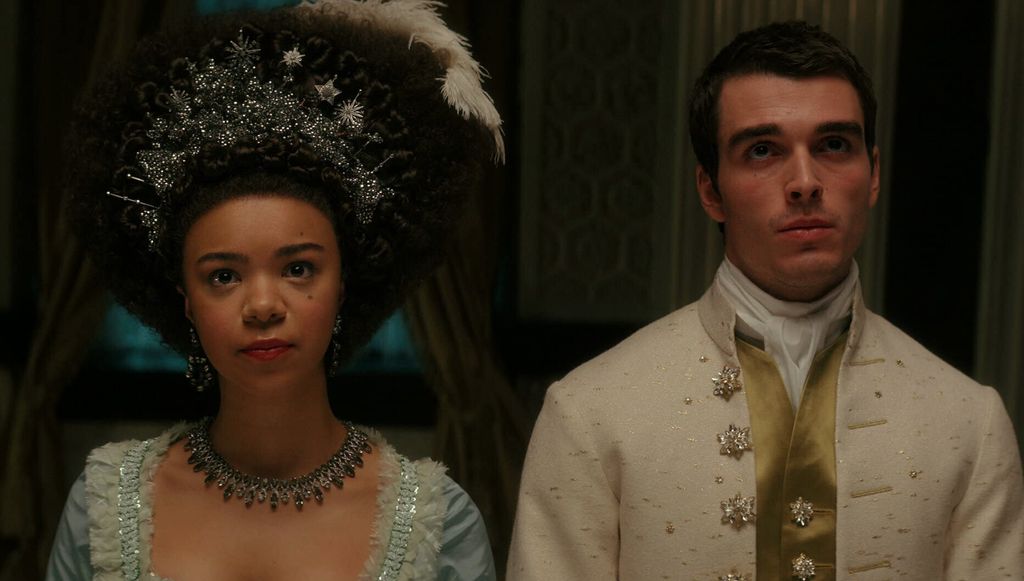 Cuplikan adegan di serial Queen Charlotte di Netflix.