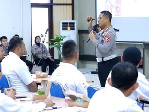 Polisi Bekali Cara Mengemudi Aman Bagi Sopir Ambulans di Ciamis