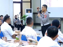 Polisi Bekali Cara Mengemudi Aman Bagi Sopir Ambulans di Ciamis