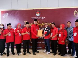 Dipimpin Ono Surono, 120 Bacaleg PDIP Jalan Kaki Daftar ke KPU Jabar Dipimpin Ono Surono, 120 Bacaleg PDIP Jalan Kaki Daftar ke KPU Jabar