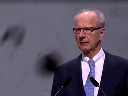 Momen Bos VW Dilempari Kue oleh Aktivis Pro-Uyghur