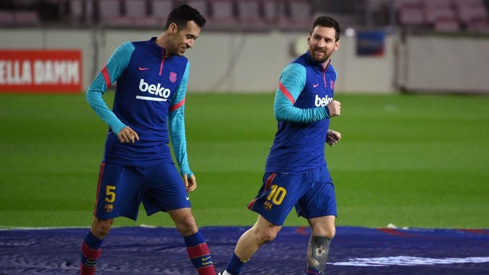 Barcelonas Argentinian forward Lionel Messi (R) and Barcelonas Spanish midfielder Sergio Busquets warm up before the Spanish League football match between FC Barcelona and Deportivo Alaves at the Camp Nou stadium in Barcelona on February 13, 2021. (Photo by LLUIS GENE / AFP) (Photo by LLUIS GENE/AFP via Getty Images)