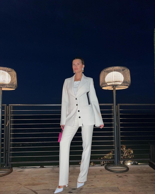 Setelan Blazer/Foto: instagram.com/sofiarichiegrainge