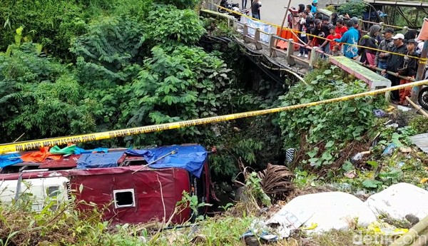 Sopir dan kernet bus yang masuk jurang sungai di kawasan wisata Guci, Kabupaten Tegal, jadi tersangka dan ditahan. Kecelakaan maut itu menewaskan dua orang.