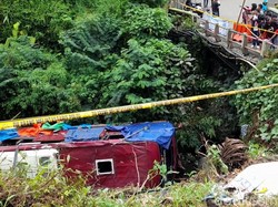 Dukung Sopir Bus Masuk Jurang di Guci, Hotman Paris Pertanyakan soal Parkiran