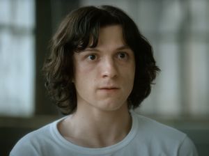 5 Hal Menarik Serial The Crowded Room, Angkat Isu Kesehatan Mental