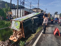 Truk Terguling ke Sungai Usai Tabrak Jembatan di Malang, Sopir Diduga Ngantuk