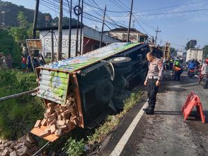 Truk Terguling ke Sungai Usai Tabrak Jembatan di Malang, Sopir Diduga Ngantuk Truk Terguling ke Sungai Usai Tabrak Jembatan di Malang, Sopir Diduga Ngantuk