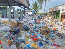 Sampah Kembali Menggunung di Pasar Sehat Cileunyi Bandung