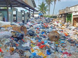 Penampakan Sampah Menggunung di Pasar Sehat Cileunyi Penampakan Sampah Menggunung di Pasar Sehat Cileunyi