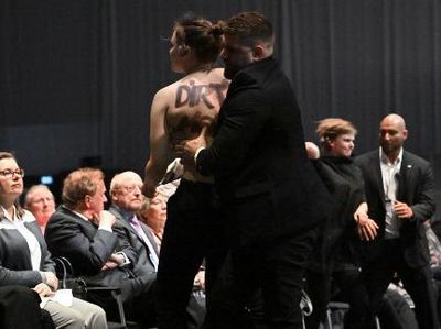 Momen Wanita Telanjang Dada Protes dan Lempar Kue ke Bos VW saat Pidato