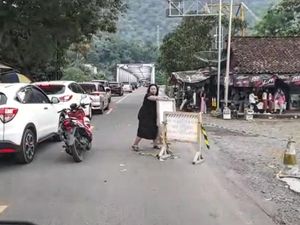 5 Fakta Emak-emak Heroik Berdaster Kawal Ambulans di Sukabumi 5 Fakta Emak-emak Heroik Berdaster Kawal Ambulans di Sukabumi