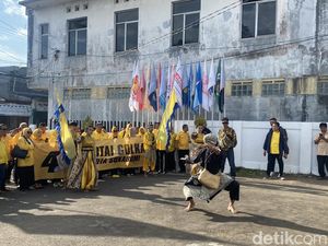 Lengser Sunda Iringi Golkar Daftarman Bacaleg ke KPU Kota Sukabumi