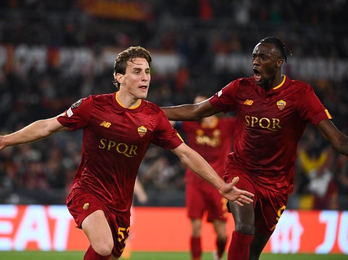 ROME, ITALY - MAY 11: Edoardo Bove of AS Roma celebrates with teammate Tammy Abraham after scoring the team's first goal during the UEFA Europa League semi-final first leg match between AS Roma and Bayer 04 Leverkusen at Stadio Olimpico on May 11, 2023 in Rome, Italy. (Photo by Luciano Rossi/AS Roma via Getty Images)