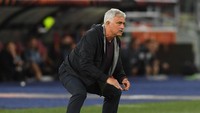 Mourinho juga tak tinggal diam, beberapa kali kerap keluar bench untuk menyemangati Roma. (Foto: Getty Images/Silvia Lore)