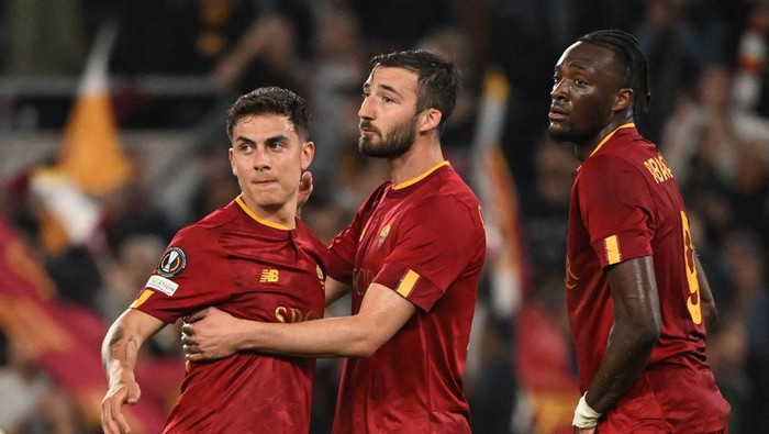 Soccer Football - Europa League - Semi Final - First Leg - AS Roma v Bayer Leverkusen - Stadio Olimpico, Rome, Italy - May 11, 2023 AS Romas Paulo Dybala, Bryan Cristante and Tammy Abraham celebrate after the match REUTERS/Alberto Lingria