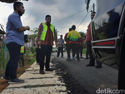 Bobby Datangi Lokasi Kadis Bina Marga Ngamuk Aspal Rp 1,5 M Terkelupas