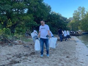 50 Milenial dari 8 BUMN Kumpulkan Sampah di Sekitar Labuan Bajo