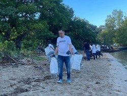 50 Milenial dari 8 BUMN Kumpulkan Sampah di Sekitar Labuan Bajo