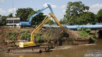 Cegah Banjir di Ibu Kota, Lumpur Kali Ciliwung Kembali Dikeruk