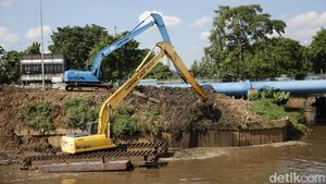 Cegah Banjir di Ibu Kota, Lumpur Kali Ciliwung Kembali Dikeruk