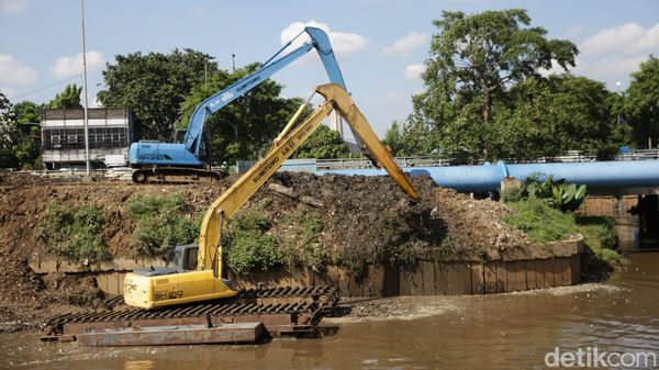 Cegah Banjir di Ibu Kota, Lumpur Kali Ciliwung Kembali Dikeruk