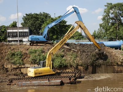 Cegah Banjir di Ibu Kota, Lumpur Kali Ciliwung Kembali Dikeruk