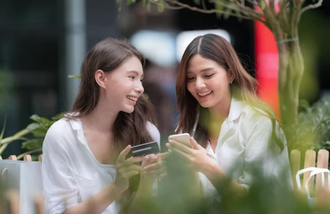 Diskusi dengan teman atau profesional. foto freepik.com: naypong