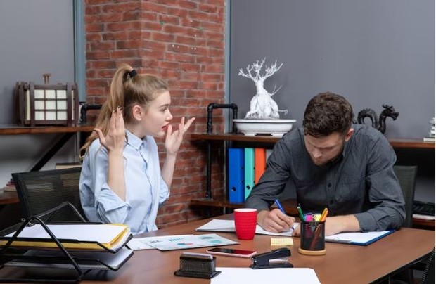 Ekspektasi Ambigu dari Boss. Foto freepik.com: kamranaydinov