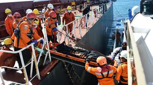 Momen Evakuasi Jenazah Kru Kapal Kargo di Selat Benggala