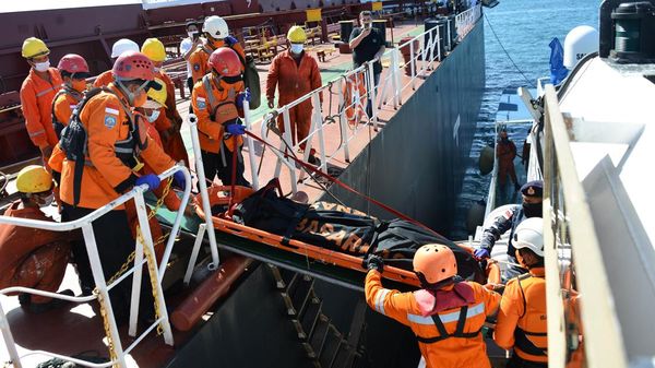 Momen Evakuasi Jenazah Kru Kapal Kargo di Selat Benggala