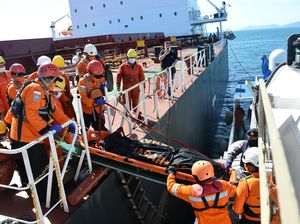 Momen Evakuasi Jenazah Kru Kapal Kargo di Selat Benggala